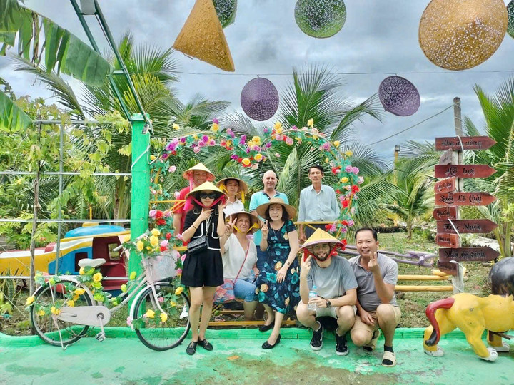 Du khách Tây checkin tại HTX Nông nghiệp công nghệ cao Dũng Lỗ Chài.