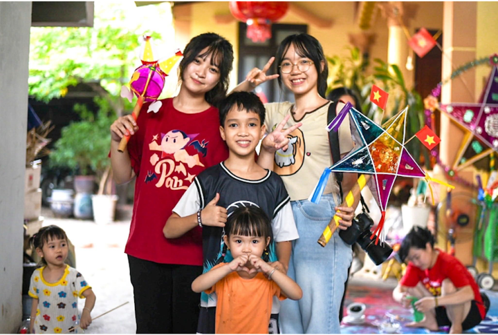 Chau Anh (à l'extrême gauche) a fait du bénévolat et a acquis de l'expérience en fabriquant des lanternes pour la Fête de la Mi-Automne avec le projet « Amis du patrimoine vietnamien » en septembre 2025.