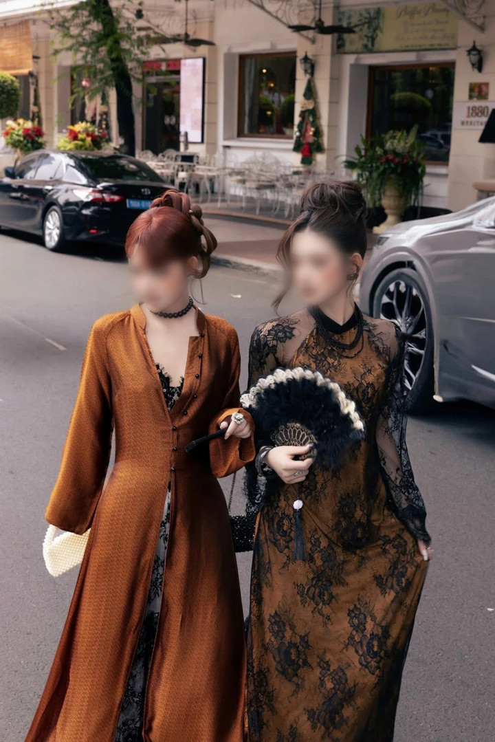 Mẫu “áo dài” với thiết kế cổ khoét sâu, thân áo mỏng hoặc chủ ý để lộ lớp áo ren bên trong. (Ảnh chụp màn hình)