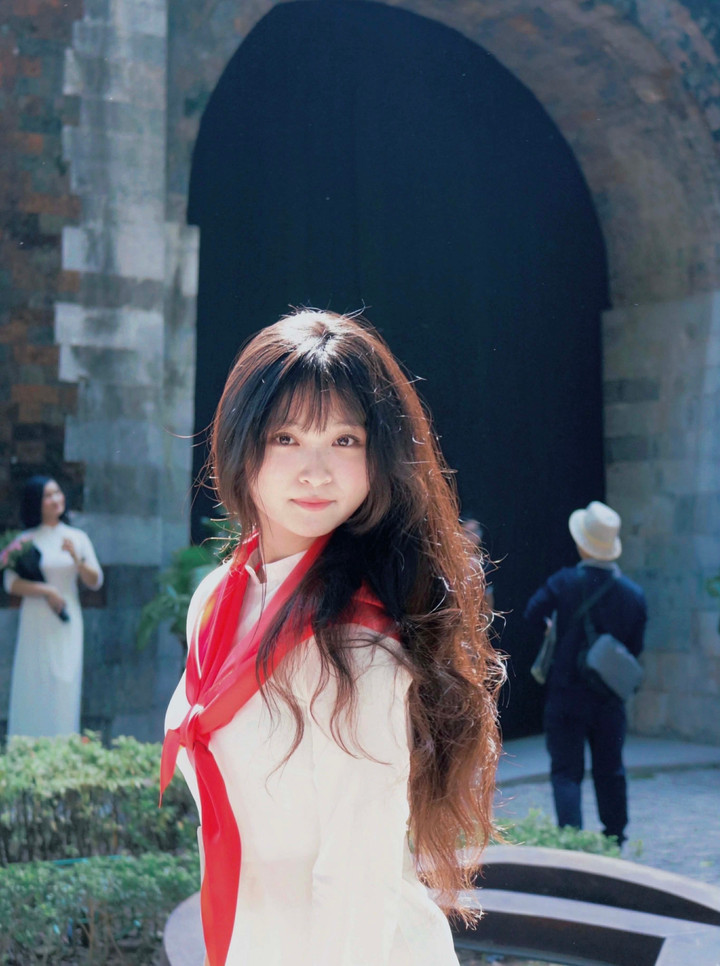 Ngo Chau Anh a pris ses photos de remise de diplôme vêtue d'un ao dai blanc (robe traditionnelle vietnamienne) sur le site historique de Cua Bac en octobre 2025.