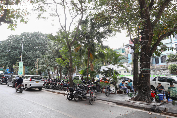 Theo thiết kế, tầng hầm 1 của bãi đỗ xe ngầm có diện tích khoảng 380 m², đáp ứng khoảng 110 xe máy. Tầng hầm 2 rộng 1.584 m², bố trí hệ thống đỗ ô tô tự động với khoảng 268 xe. Quy hoạch cũng cho phép bố trí bãi đỗ ô tô ngắn hạn trên vỉa hè phố Phùng Hưng và phố Đường Thành, phục vụ khoảng 35 xe.