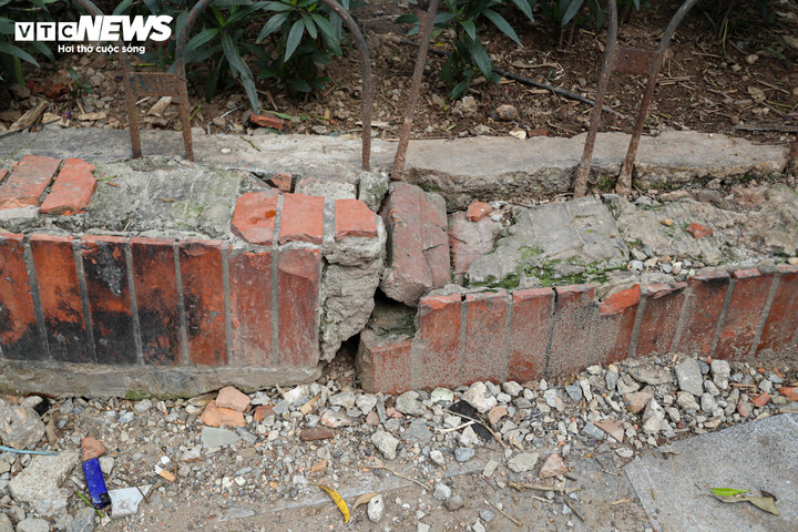 Vườn hoa Phùng Hưng – Bát Đàn lâu nay chưa được đầu tư cải tạo, khiến không gian xanh xuống cấp, nhếch nhác.