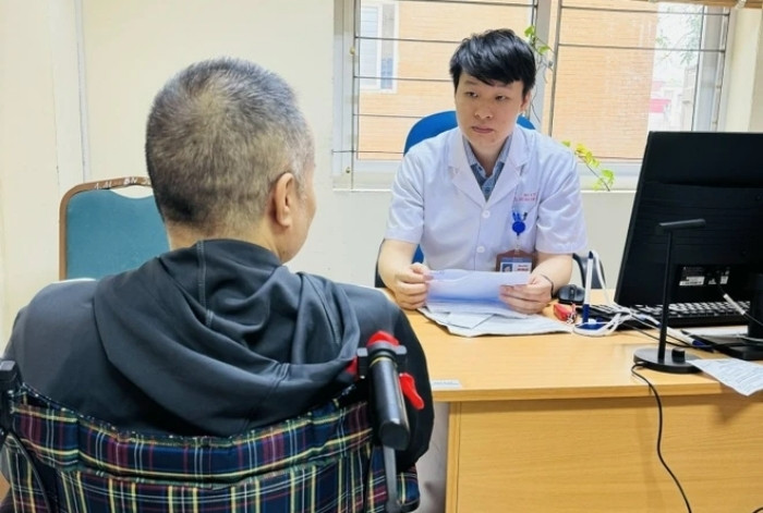 Bác sĩ Mai Văn Lực, khoa Ngoại Tiết niệu và Nam khoa, Bệnh viện E, thăm khám cho bệnh nhân. (Ảnh: BSCC)