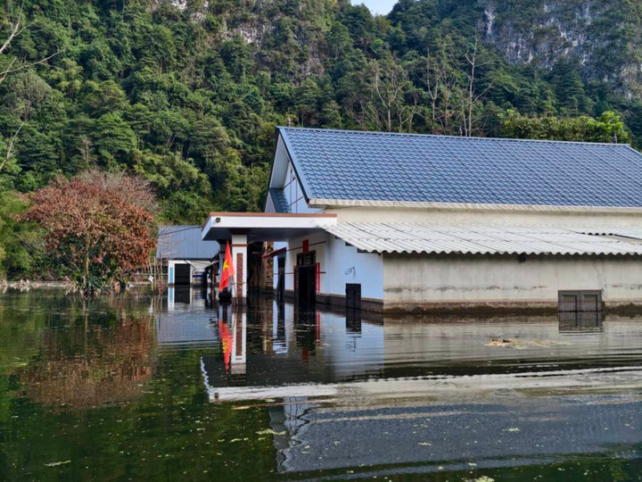 Gần 3 tháng trôi qua, mực nước chỉ giảm khoảng 30cm. (Ảnh: Cao Bằng Hóng)