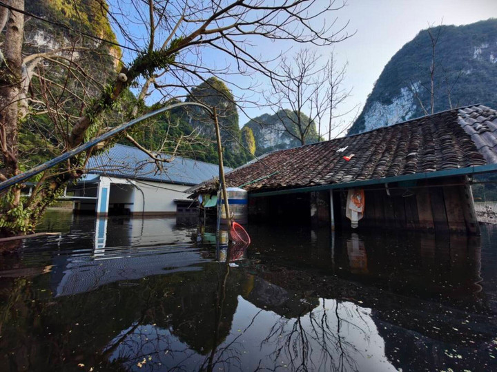 Nhà cửa ngập sâu, người dân chưa biết khi nào mới có thể ổn định cuộc sống. (Ảnh: Cao Bằng Hóng)