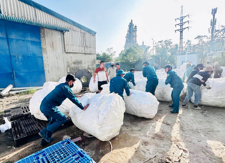 Lực lượng chức năng kịp thời di chuyển lượng lớn nguyên liệu bông sợi giúp giảm thiểu thiệt hại và nguy cơ cháy lan.