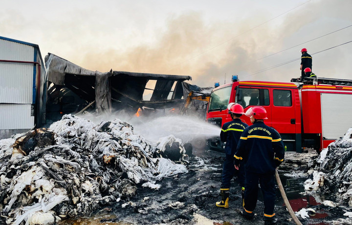 Đám cháy được khống chế sau khi thiêu rụi khu vực xưởng rộng khoảng 200m².