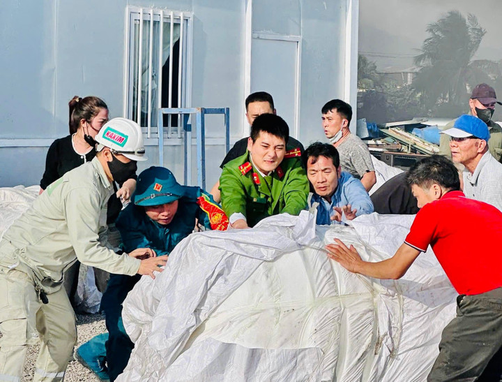 Lực lượng chức năng kịp thời di chuyển lượng lớn nguyên liệu bông sợi giúp giảm thiểu thiệt hại và nguy cơ cháy lan.