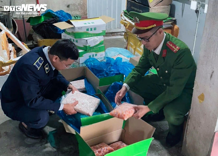 Lực lượng quản lý thị trường phát hiện lượng lớn thực phẩm đóng trong các bao bì in chữ nước ngoài, không rõ nguồn gốc và đang bốc mùi lại kho hàng đông lạnh của hộ kinh doanh ở Nghệ An. (Ảnh: Phạm Đức Anh)