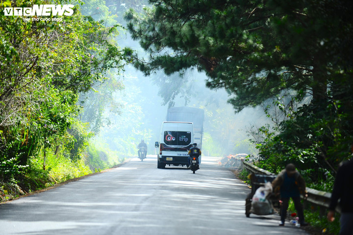 Hình ảnh khiến du khách ngao ngán khi mới đặt chân lên đất Đà Lạt. Sương mù bị thay thế bằng khói bụi mịt mù.