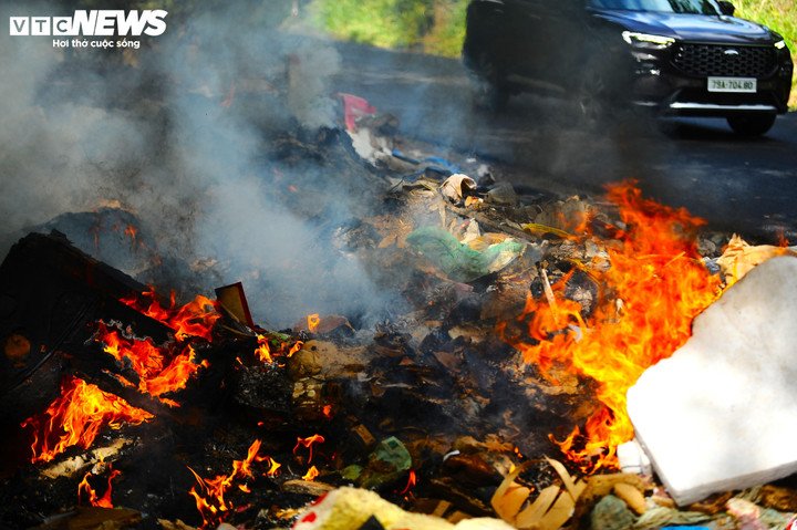 Theo người dân ở đây, để xử lý những bãi rác này, một số người châm lửa đốt nhưng số lượng rác quá nhiều, càng đốt càng ô nhiễm.