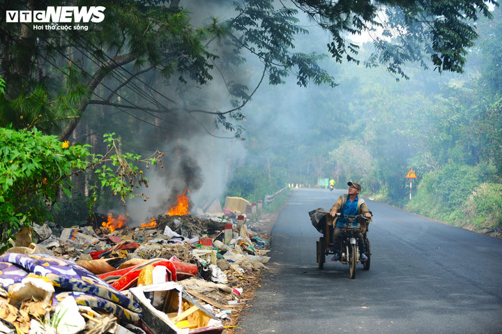 Khói bụi hôi thối bốc lên mù mịt dọc các bãi rác bên đường đèo D'Ran.