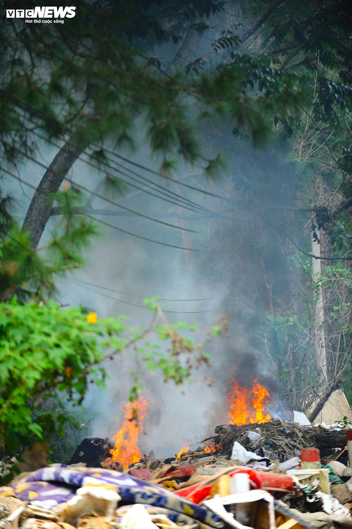 Những đống lửa trở thành nỗi lo cho người dân khi đường dây điện ngay phía trên.