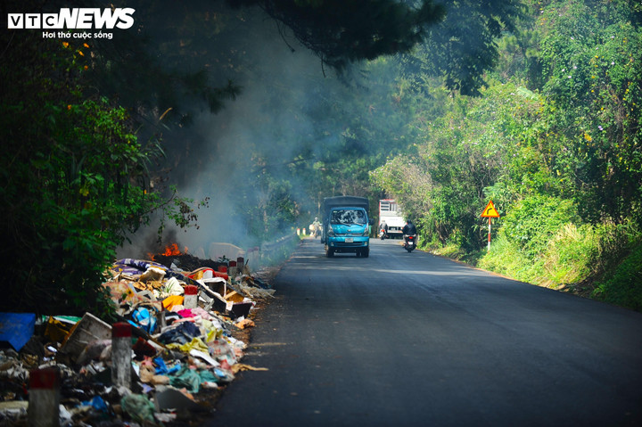Đèo D'Ran nối xã D'Ran và phường Xuân Trường - Đà Lạt (Lâm Đồng) nổi tiếng với cảnh quan đẹp nhưng thời gian gần đây, thành bãi tập kết rác thải, nằm ngay bên mép đường quốc lộ 20 biến khung cảnh nơi đây trở nên nhếch nhác.