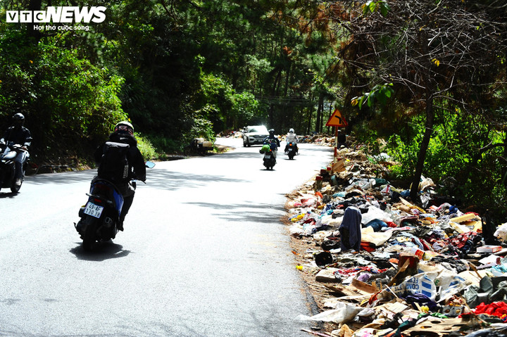 Những đống rác chạy dọc hơn 1 km tại chân đèo D'Ran biến cửa ngõ Đà Lạt thành bãi rác, nhem nhuốc trong mắt du khách.