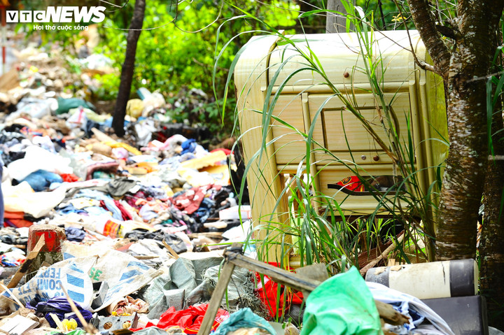 Có rất nhiều loại rác thải bị vứt bừa bãi tại đây.