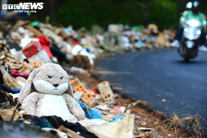 Theo người dân sống tại chân đèo D'Ran, tình trạng rác thải xuất hiện khi ngập lụt ở D'Ran cách đây khoảng 1 tháng. Toàn bộ đồ đạc, rác thải bị ngập bùn được dọn dẹp, tập kết tại bên đường đèo D'Ran, biến đây thành bãi rác công cộng, không ai dọn dẹp.