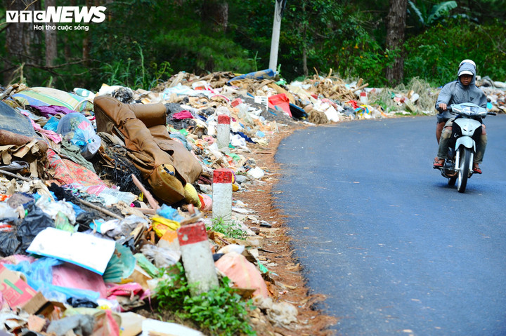 Người dân ở đây cho biết họ mong muốn chính quyền nhanh chóng xử lý số rác thải này để hình ảnh Đà Lạt được đẹp đẽ trong mắt du khách.