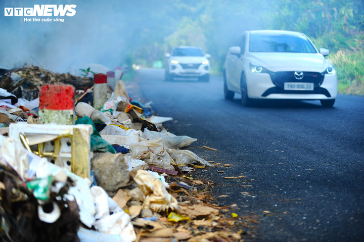 Rác thải tràn ra lòng đường quốc lộ 20, bốc mùi hôi thối.