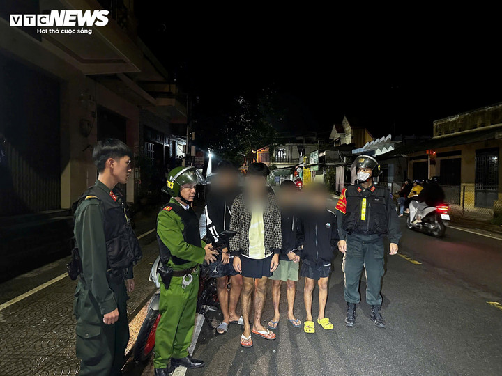 Tuổi đời còn trẻ nhưng nhóm thanh thiếu niên tỏ ra manh động, liều lĩnh khi thực hiện hành vi phạm tội. (Ảnh: Hồng Nhung)