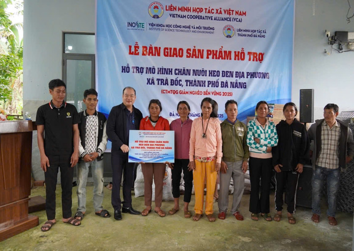 “Hỗ trợ phát triển mô hình chăn nuôi heo đen địa phương” cho 20 hộ nghèo trên địa bàn xã Trà Đốc.