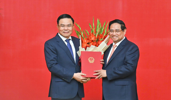 Thủ tướng Phạm Minh Chính trao quyết định giao Quyền Bộ trưởng Bộ Công Thương đối với ông Lê Mạnh Hùng, Chủ tịch Hội đồng thành viên Tập đoàn Công nghiệp- Năng lượng Quốc gia Việt Nam. (Ảnh: Bộ Công Thương)