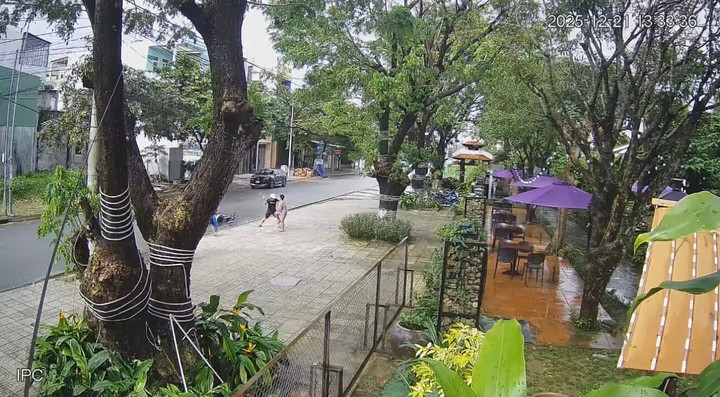 Người đàn ông lái xe máy, chặn đường sau đó dùng vật như cây đánh liên tiếp vào người 3 bé trai đang đi trên một xe điện.