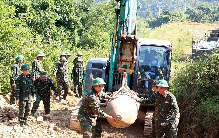 Lực lượng chức năng xử lý bom. Ảnh: Minh họa