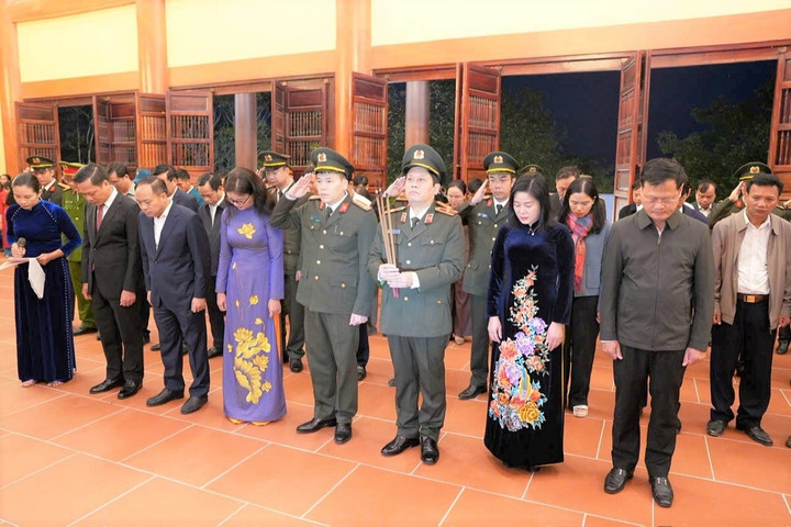 Đoàn đại biểu tưởng niệm các anh hùng, liệt sĩ