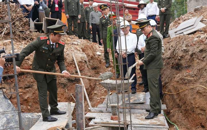 Các đại biểu làm Lễ đổ móng công trình tại Trung tâm công tác xã hội Đô Lương (Nghệ An).