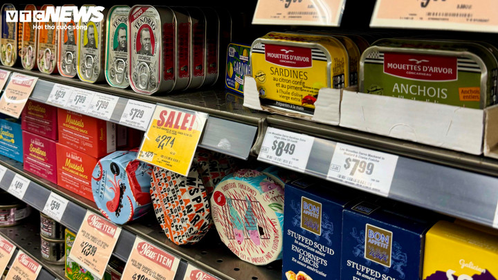 Nhiều người dân chuyển sang dùng đồ đóng hộp thay cho thực phẩm tươi sống để tiết kiệm chi phí, trong bối cảnh giá hàng tiêu dùng ở Mỹ neo cao. (Ảnh: Diễm Châu)