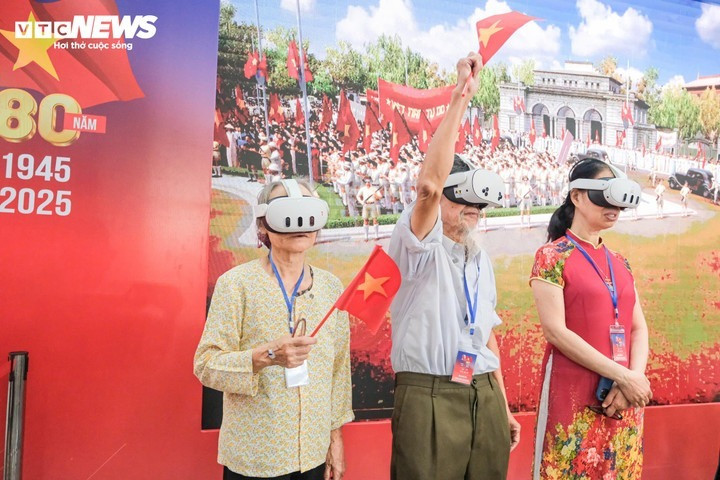 Chiến lược định hướng tập trung phát triển trọng tâm, trọng điểm 6 ngành công nghiệp văn hóa gồm: Điện ảnh, nghệ thuật biểu diễn, phần mềm và các trò chơi giải trí, quảng cáo, thủ công mỹ nghệ và du lịch văn hóa. (Ảnh minh họa: Khán giả trải nghiệm sự kiện văn hóa Trở về thời khắc thiêng liêng do VOV và Báo Điện tử VTC News tổ chức)