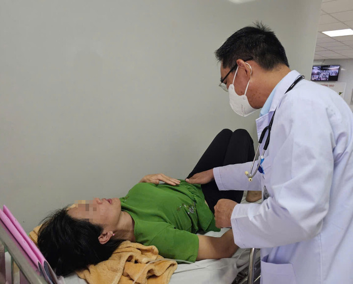 Một trong số nhiều bệnh nhân nghi ngộ độc thực phẩm điều trị tại Bệnh viện Đa khoa Bà Rịa. (Ảnh: Q.H)