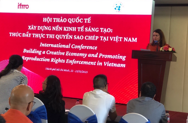 Bà Anita Huss-Ekerhult, Giám đốc điều hành kiêm Tổng thư ký Liên đoàn Quốc tế các tổ chức Quyền sao chép (IFRRO) phát biểu tại Hội thảo.