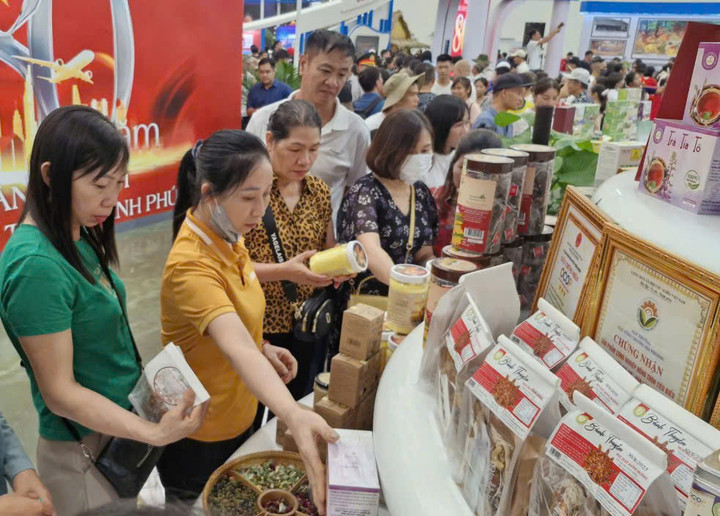 Các sản phẩm OCOP của tỉnh Quảng Trị được trưng bày, quảng bá tới du khách.