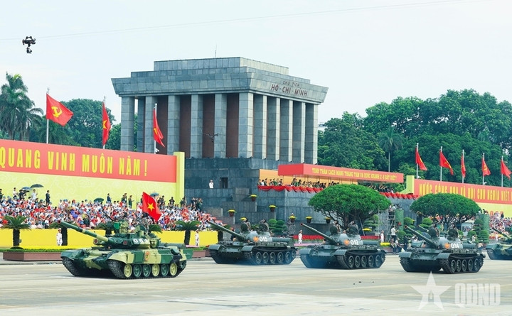 Xe tăng T-90S dẫn đầu đội hình tiến qua lễ đài tại buổi tổng duyệt Lễ kỷ niệm 80 năm Cách mạng Tháng Tám thành công và Quốc khánh nước Cộng hòa xã hội chủ nghĩa Việt Nam. (Ảnh: Thanh Tú)