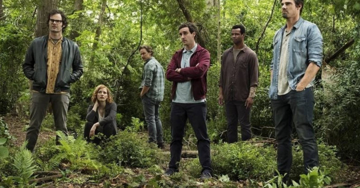 Nam diễn viên (giữa) trong phim "It: Chú hề ma quái 2".