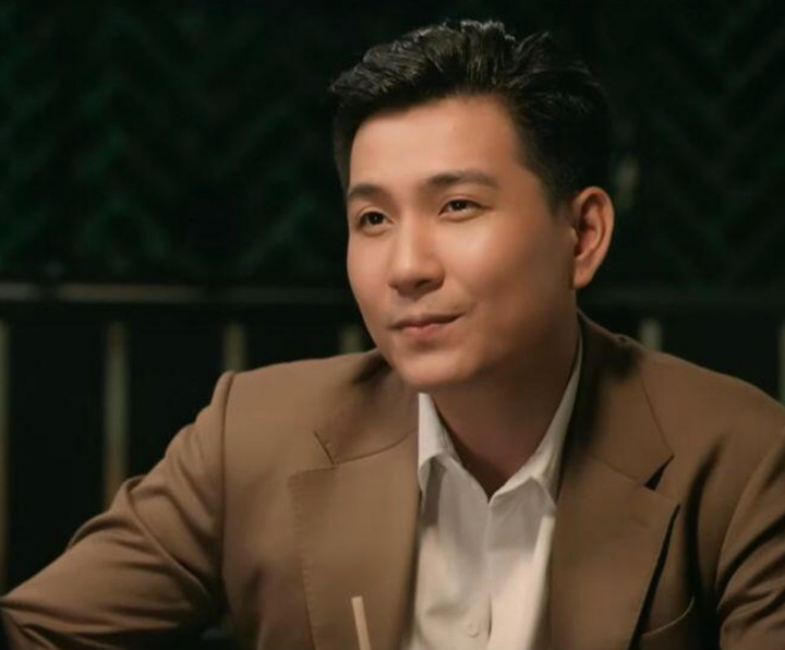 Trong phim "Cách em một milimet", diễn viên Lê Hải nhận được lời khen với ngoại hình sáng, hợp vai diễn. Anh vào vai Trung Hiếu - “tổng tài” điển trai, phong thái lịch lãm song tính cách lại gần gũi, thú vị.