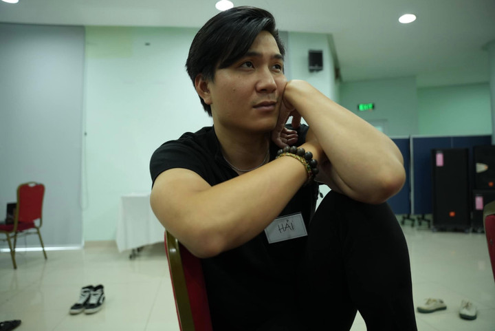 Chia sẻ lại hành trình chống chọi với bệnh tật, Lê Hải từng cho biết: “Quãng thời gian đó đối với tôi dài hơn bất cứ thứ gì từng trải qua. Ngày trở về Hà Nội, mình không thể tự đi lại, phải nhờ tới sự hỗ trợ của xe lăn sân bay”.