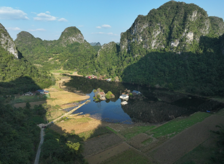 Nhà cửa, hoa màu hiện còn ngập sâu trong nước. (Ảnh: Cao Bằng Hóng)