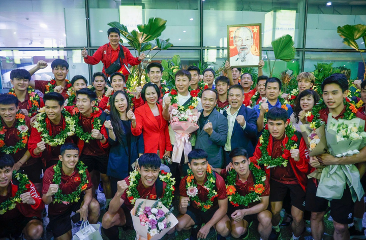 HLV Kim Sang-sik và U22 Việt Nam về nước sau khi giành chức vô địch SEA Games 33. (Nguồn: VFF)