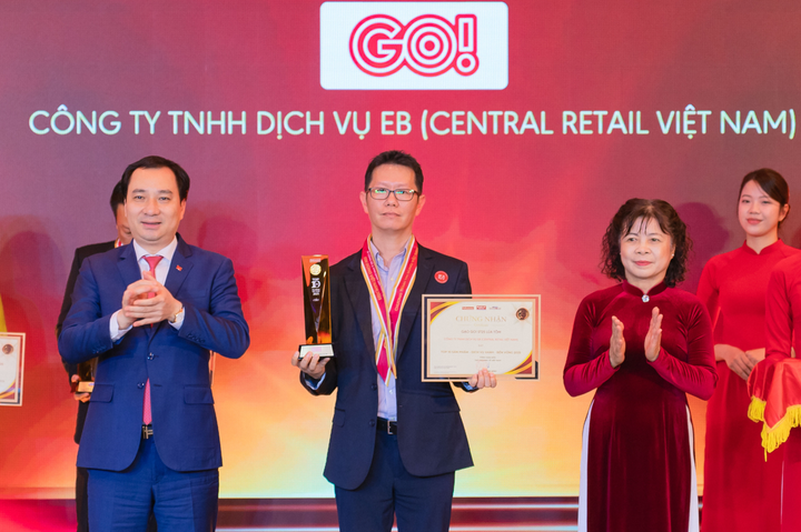 Đại diện Central Retail Việt Nam lên nhận giải. (Ảnh: Vn Economy)