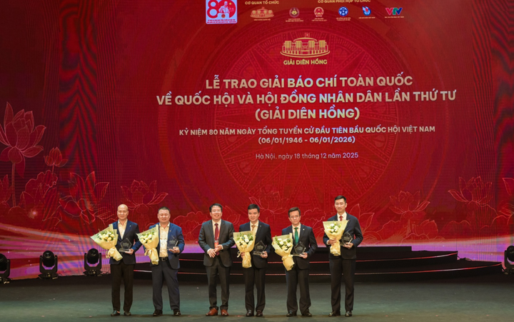 Đại diện BTC tặng hoa tri ân sự đồng hành của Petrovietnam và các cơ quan, đơn vị tài trợ.