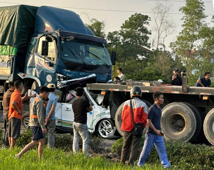 Vụ tai nạn khiến giao thông ùn tắc kéo dài.