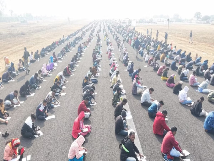 8.000 người ngồi làm bài thi tuyển dụng trên đường băng tại Ấn Độ.