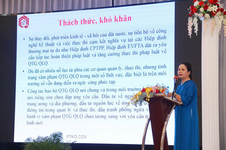 Đại diện Cục Bản quyền tác giả phổ biến những điểm mới đến học viên hội nghị tập huấn, tuyên truyền, bồi dưỡng kiến thức pháp luật về quyền tác giả, quyền liên quan, Cần Thơ 27/9/2024. (Ảnh minh họa: Báo Cần Thơ(