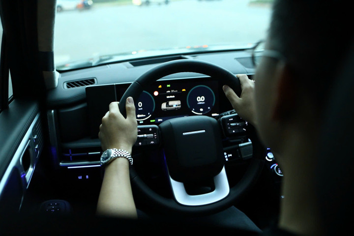 Santa Fe Hybrid còn được đầu tư kỹ lưỡng vào chất lượng không gian cabin.