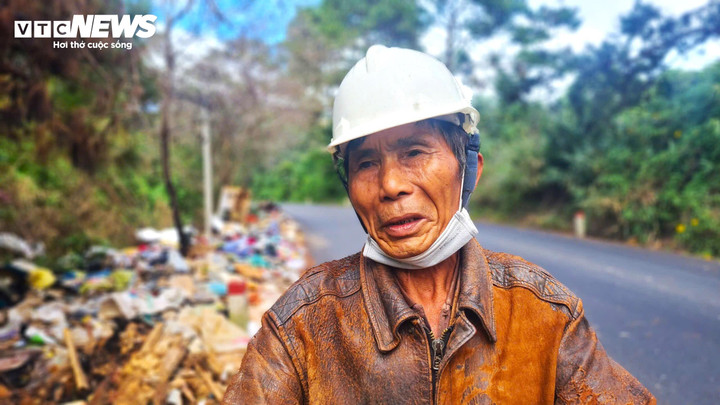 Theo ông Phạm Minh Trí (70 tuổi, ở xã D'Ran), mỗi khi mưa xuống, mùi hôi bốc lên nồng nặc hơn.