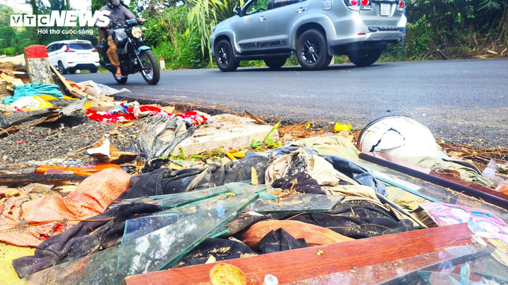 Không những ô nhiễm môi trường, những loại rác thải như: kính vỡ, cây cối... bị vứt cẩu thả ngay sát lề đường tiềm ẩn nhiều rủi ro cho người qua lại.