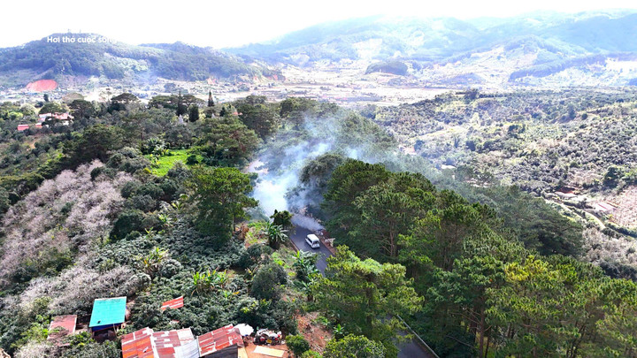 Nhìn từ trên cao, khói bốc lên từ những bãi rác tự phát che kín cả đoạn đường đèo D'Ran.